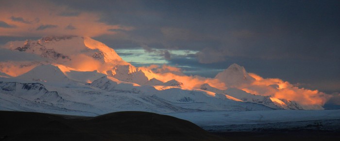 Tibetas astoņtūkstošnieki pirmajos rīta saules staros